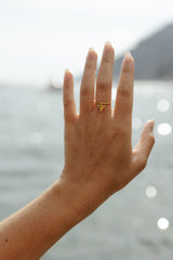 POSITANO DAINTY CHARM RING - GOLD